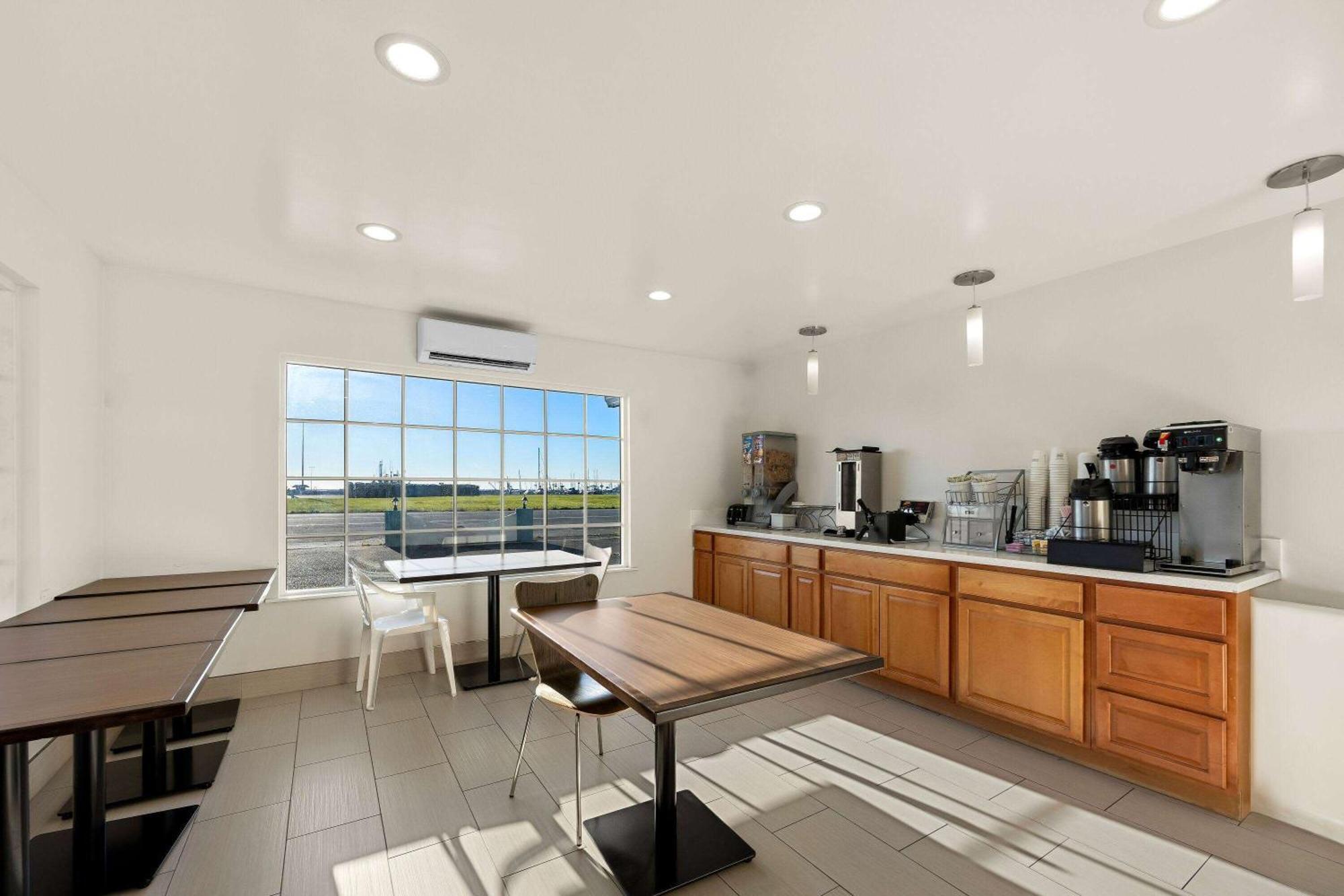 Super 8 By Wyndham Crescent City Exterior foto